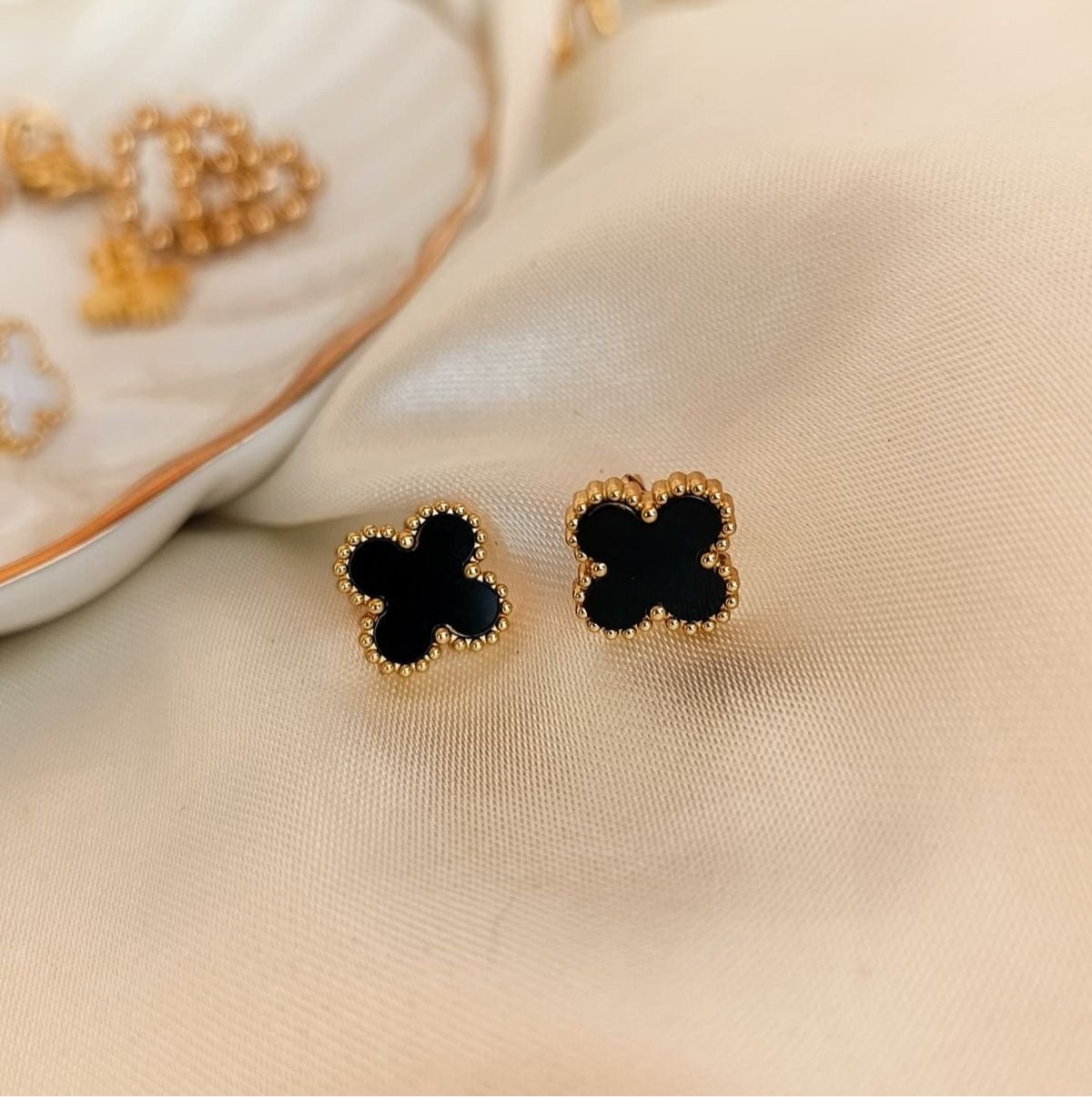 Leaf clover earrings (black)