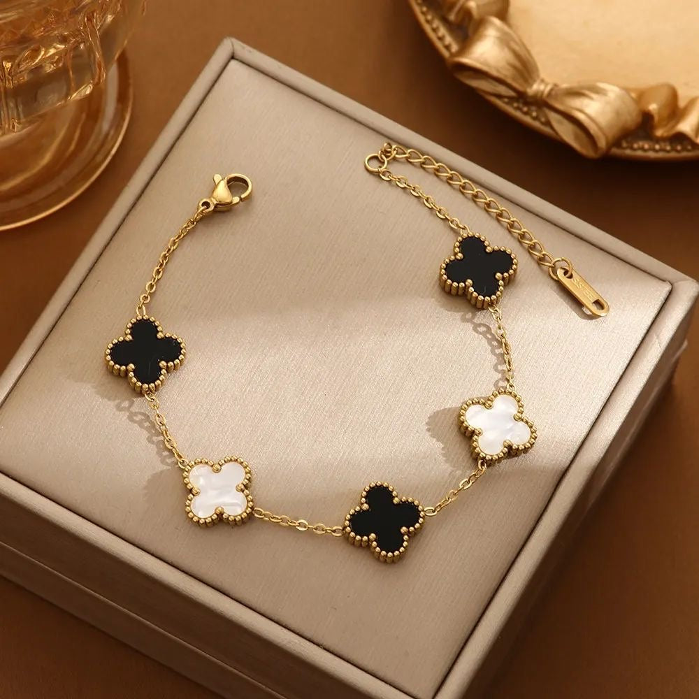 Black & white fusion leaf clover