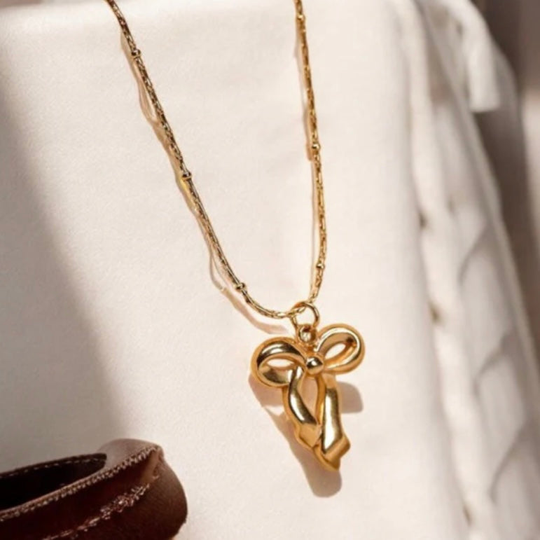 Pretty bow necklace
