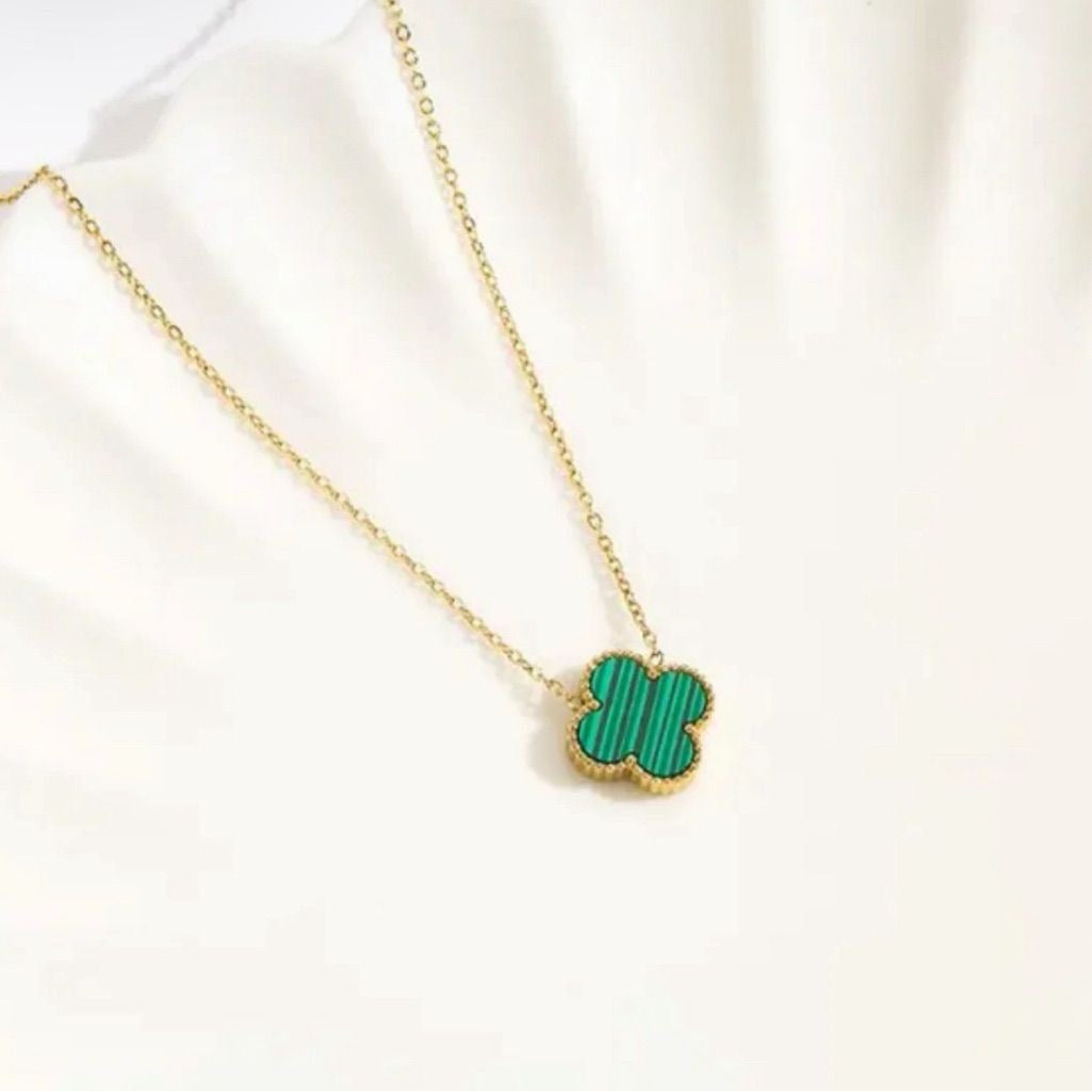 Green clover necklace
