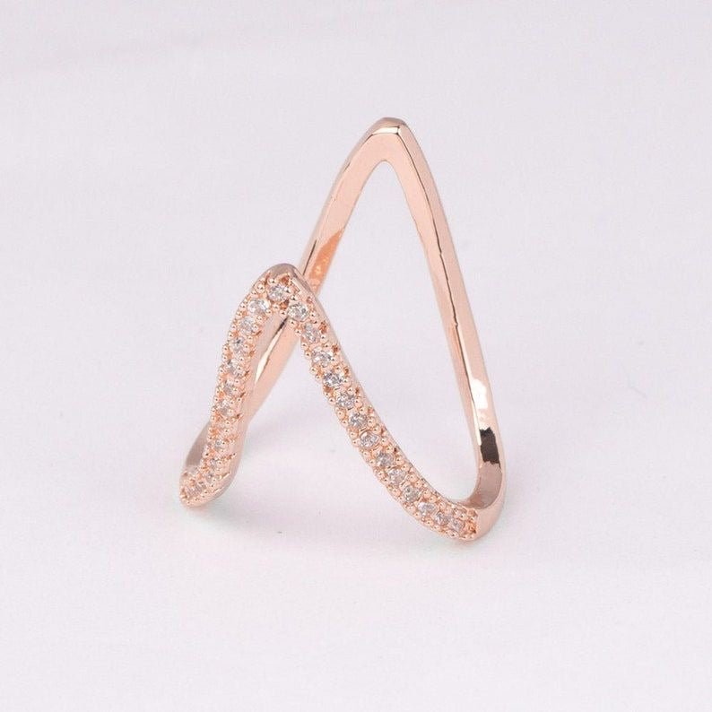 Rosegold V star studded ring