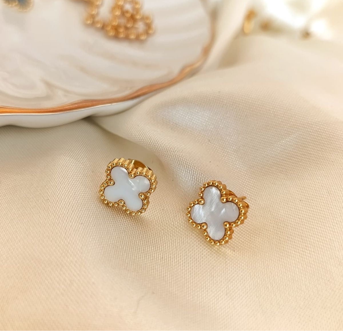 Leaf clover earrings (white)