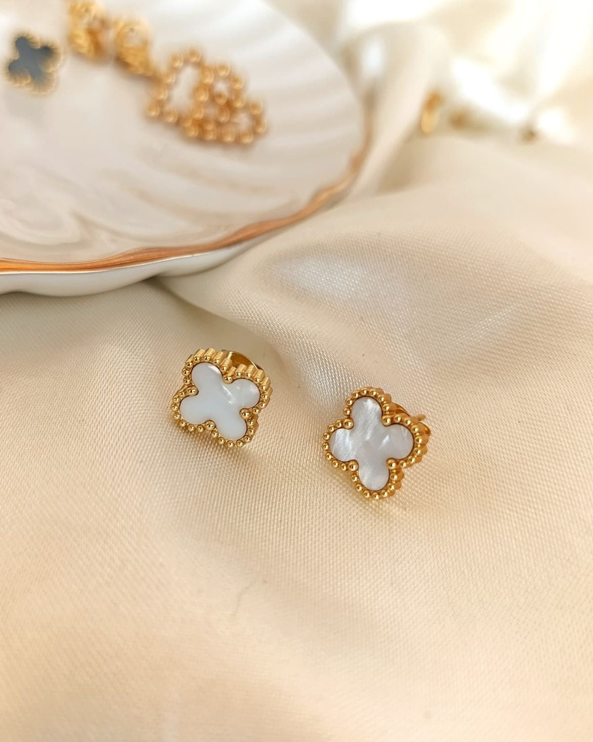 Leaf clover earrings (white)