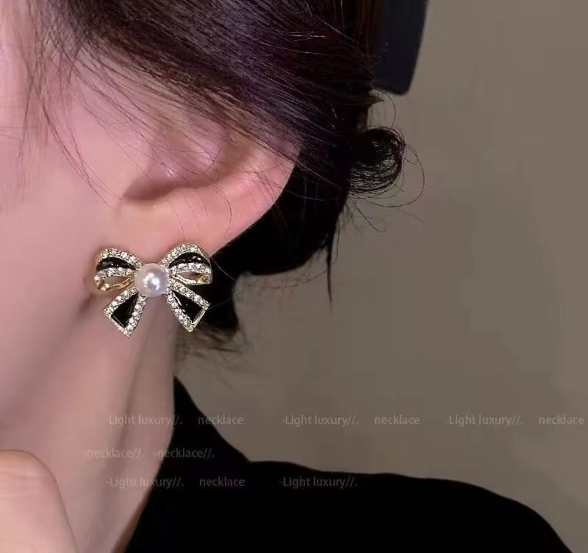 Bow pearl stud