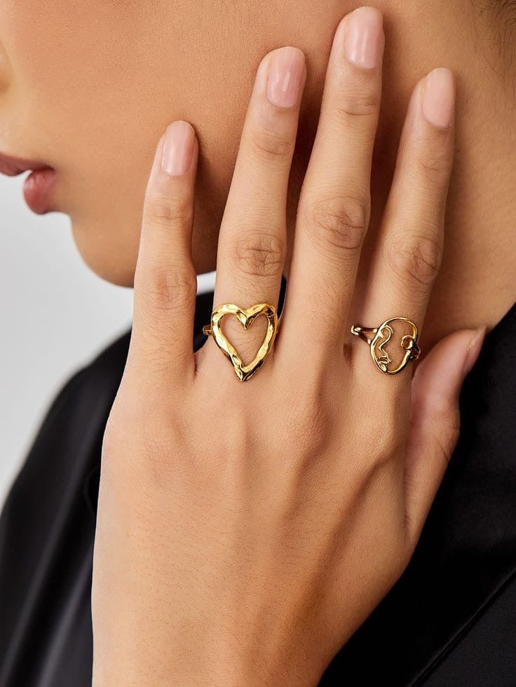 Minimal heart ring